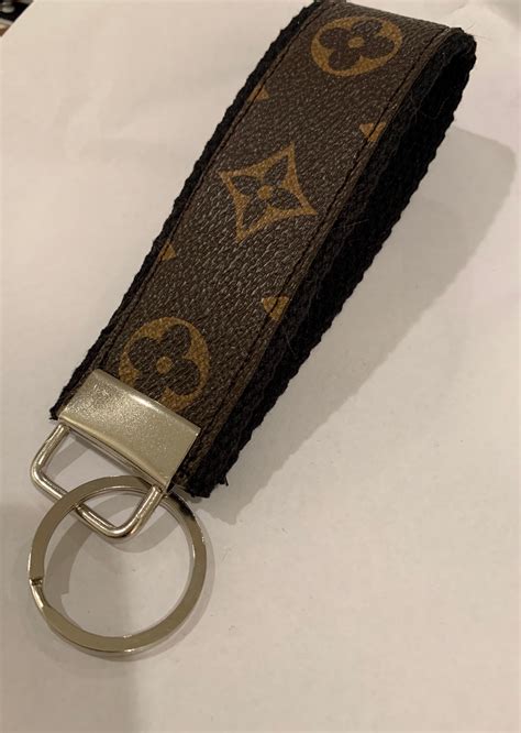 louis vuitton card keychain